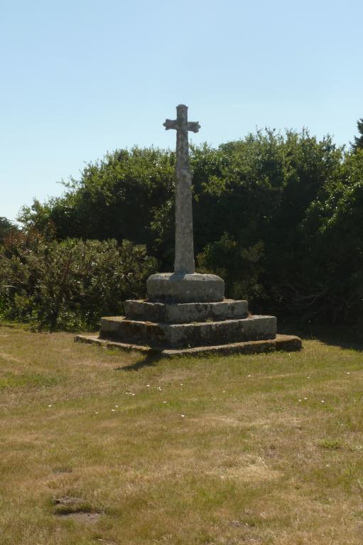 Vue générale prise de l'ouest. ; Croix monumentale de Kerboul, vue générale prise de l'ouest. (2019)