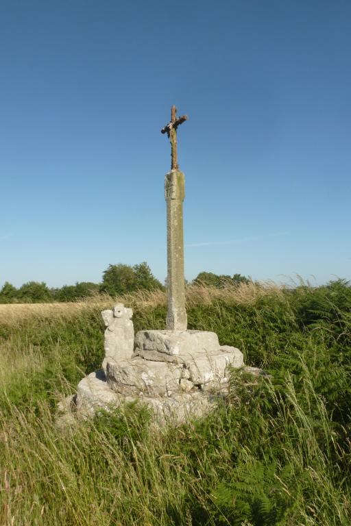 Croix monumentale, près de Kervéoc, vue générale prise du sud. (2019)