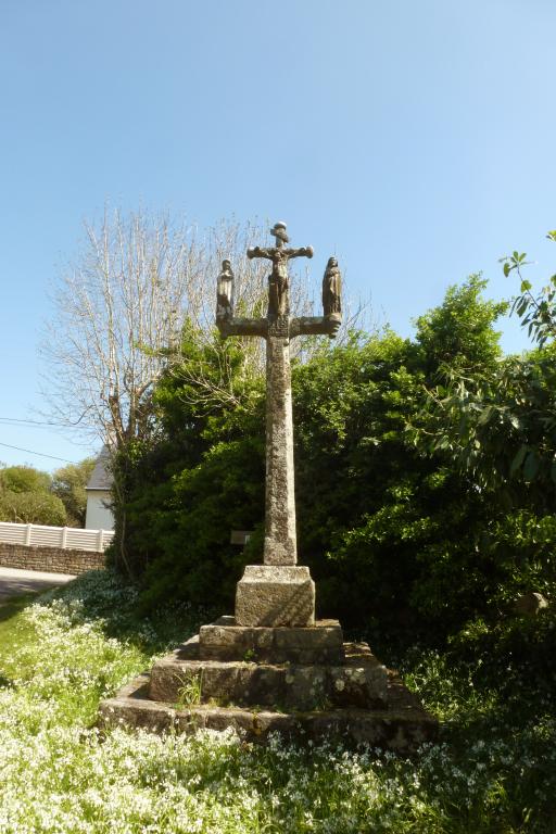 Vue générale prise de l'ouest. (2019) ; Calvaire de Landrevet, vue générale prise de l'ouest. (2019)