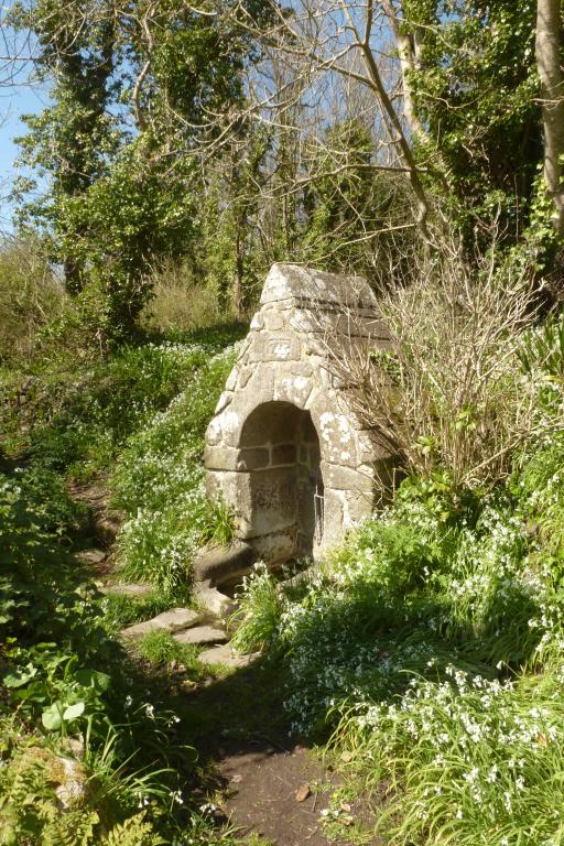 Fontaine Sainte-Edwett datée 1723, vue générale prise du sud-est. ; Vue générale prise du sud-est. (2019)