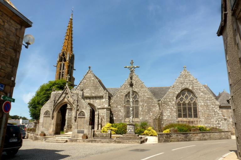 Vue générale prise du sud, église et croix monumentale. (2019)