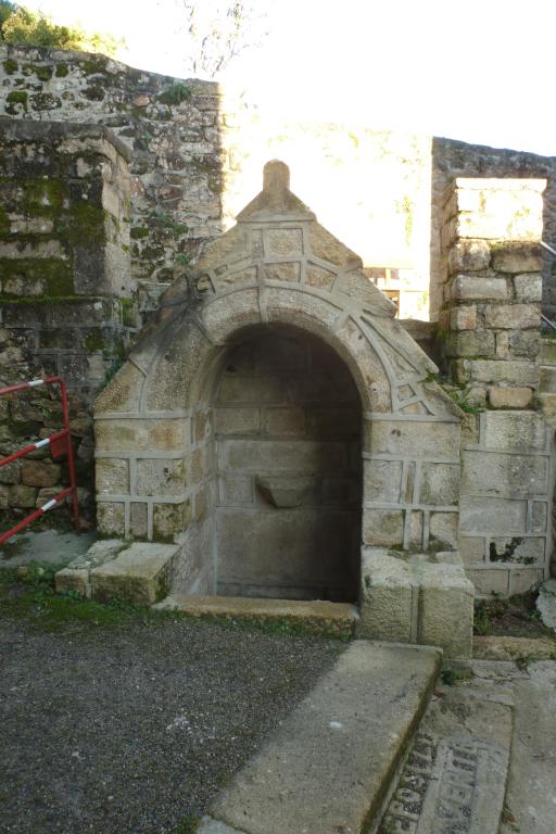 Vue générale prise du sud. (2019) ; Fontaine Saint-Raymond, vue générale prise du sud. (2019)