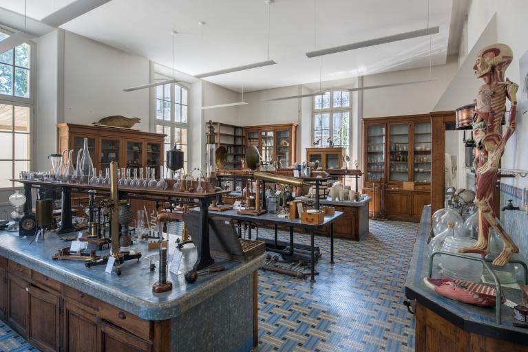 Une partie des collections pédagogiques du lycée Émile Zola exposée dans une ancienne salle de travaux pratiques de chimie (Salle Hébert)