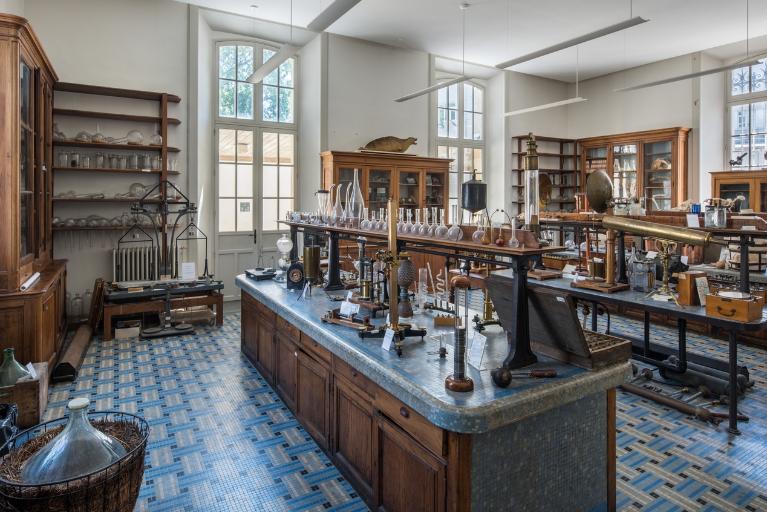 Une partie des collections pédagogiques du lycée Émile Zola exposée dans une ancienne salle de travaux pratiques de chimie (Salle Hébert) ; Une partie de la collection d'instruments pour l'enseignement de la Physique-Chimie exposée dans une ancienne salle de travaux pratiques (Salle Hébert)