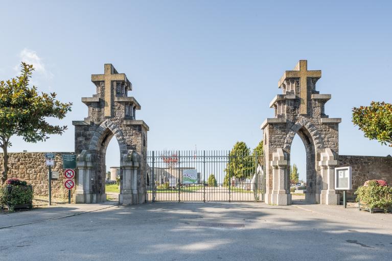 Portail d'accès encadré de deux portes piétonnes, vue générale