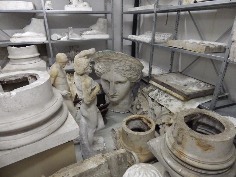 Collection des moulages en plâtre pour l'enseignement du dessin ; Collection des moulages en plâtre pour l'enseignement du dessin, entassée dans une cave