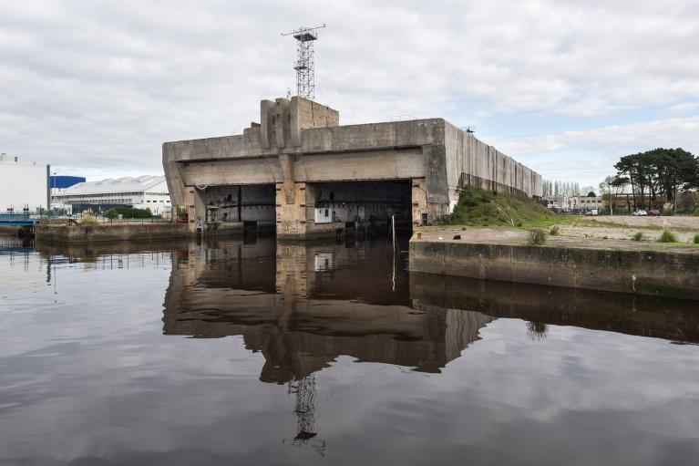 Vue générale du front ouest orienté vers le Scorff. Un pylône surmonte la base