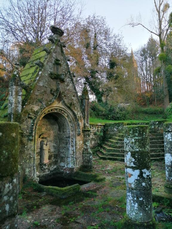Vue générale avec la chapelle à l'arrière-plan