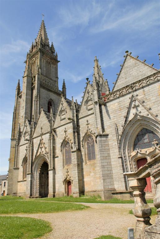 Vue de la façade sud et du clocher porche de la chapelle Notre-Dame de Quelven.