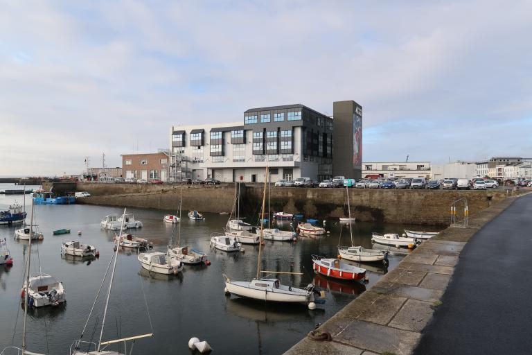 2e éperon, vu depuis le 3e bassin : quai Est, immeuble Grand Large (1986) et ancien magasin B ; 3e bassin, depuis le quai, vers le 2e éperon