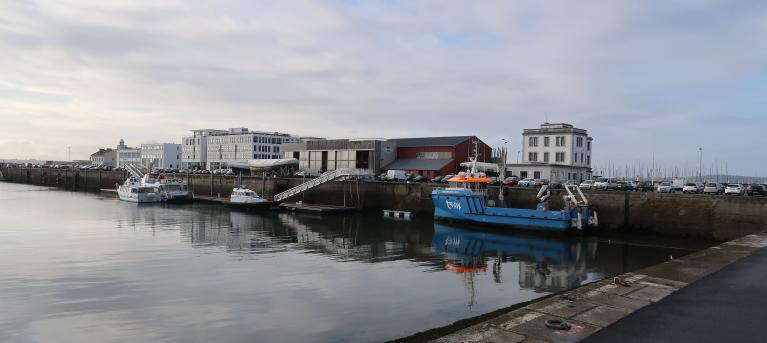 Jetée ouest, vue depuis le 1er bassin : quai Malbert ; Quai Malbert, vue générale