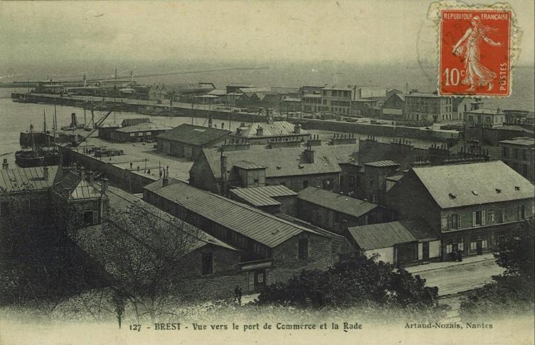 Carte postale, Brest, vue vers le port de commerce et la rade. Ed. Artaud-Nozais, Nantes (Coll. Bibliothèque municipale de Brest) ; Carte postale, Brest, vue du port de commerce et la rade. Ed. Artaud-Nozais, Nantes. (coll. B.M. Brest) : bureau du port (état avant guerre) ; Carte postale, Brest, vue du port de commerce et de la rade, Ed. Artaud-Nozais, Nantes