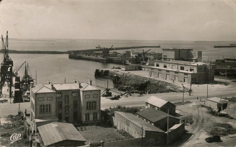 Carte postale : 1er et 2e éperon, 1er et 2e bassin (vers 1956) ; Magasin A en cours de construction en 1955-1956 (carte postale, Ed. Cap ; coll. bibliothèque municipale de Brest) ; Carte postale, ed. Cap : 1er éperon, 1er et 2e bassins (1956)