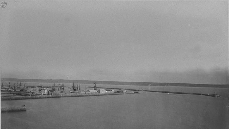Vue de la jetée ouest et digue sud (J. Duclos, 1873)