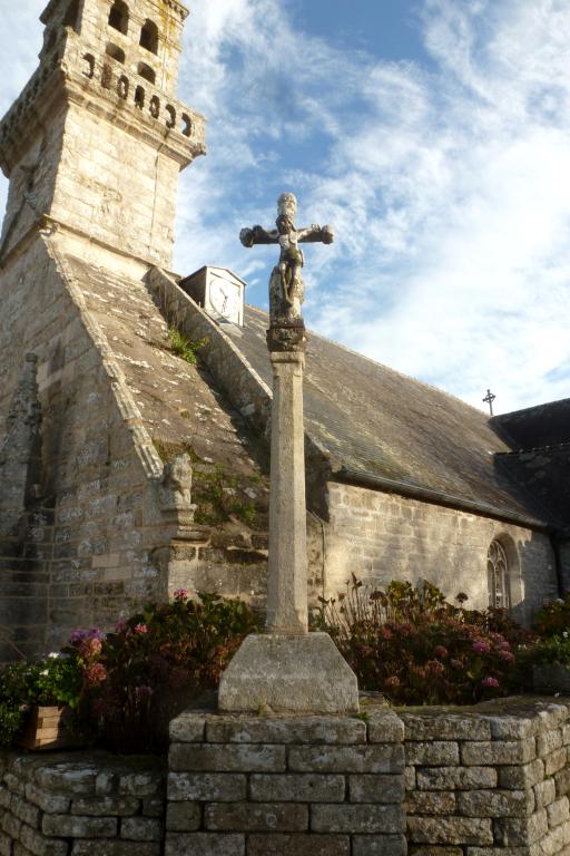 Croix monumentale, vue générale ouest. (2020) ; Croix monumentale dans le placitre de l'église paroissiale, vue générale prise du nord-ouest. (2020)