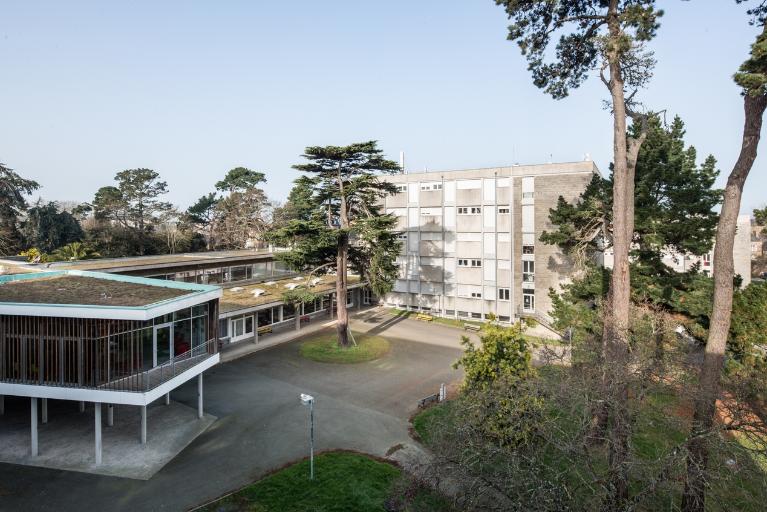 Vue d'ensemble prise depuis un étage de l'externat, au sud-est : espace professeur, administration - service de restauration (façade est), internat des filles (façade sud), parc.