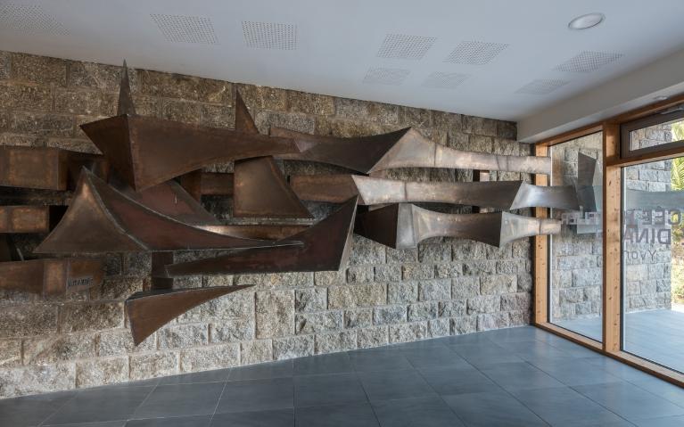 "Georges Delahaie, ""Voiles et vagues"", 1976-1977. Vue prise depuis le hall."