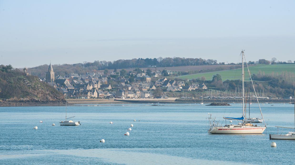 Vue générale depuis la rive opposée de la Rance