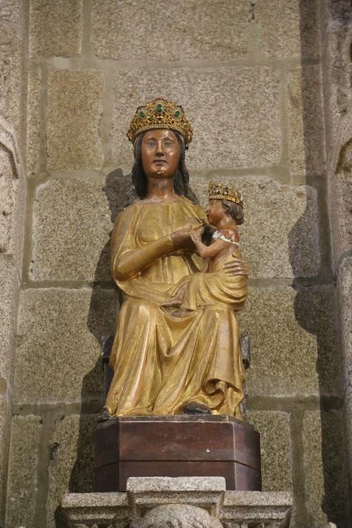 Vierge allaitante dite Notre-Dame des Marais dans son retable en granit, couronnée