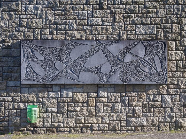 "L'envol, bas-relief en ""petit granit belge"" du sculpteur Yves Bonnard (1963-1964)."
