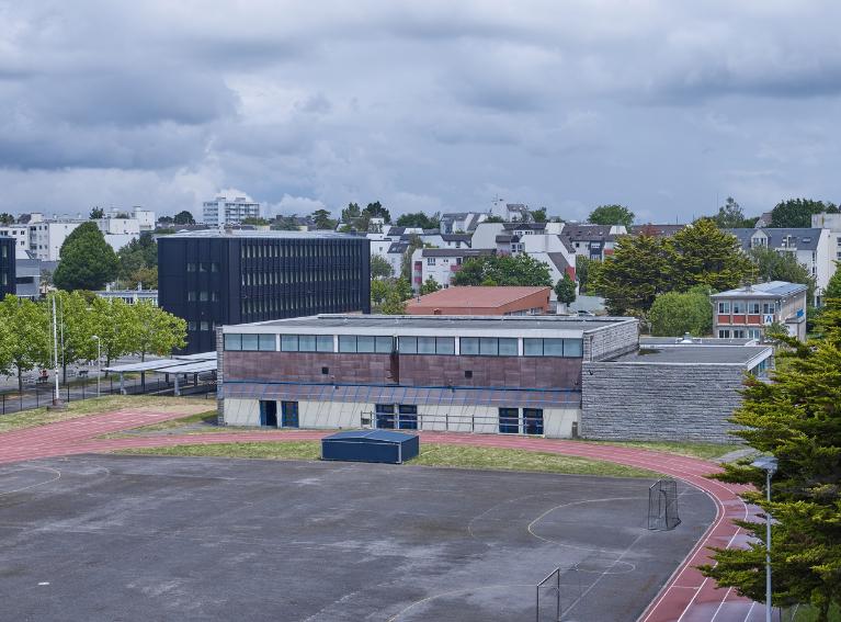 Au premier plan, façade sud-ouest du gymnase (René Ouvré, architecte, 1964). A l'arrière plan, bâtiment C, externat. Vue prise de l'étage d'un internat.