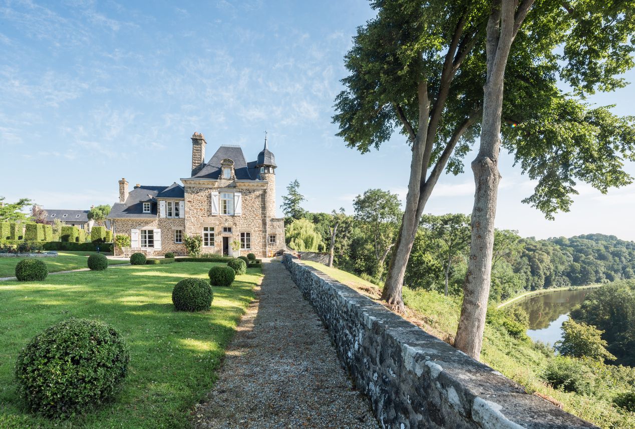 Vue générale : le pavillon, le jardin au sud et la Rance à l'est