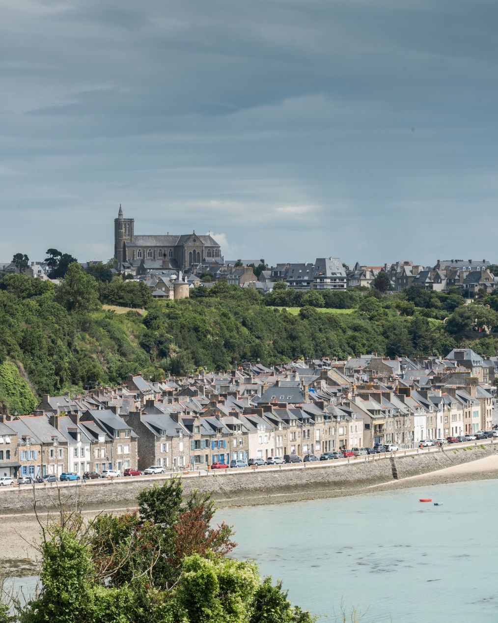 Vue de situation du quartier, sur une étroite bande entre le port et la falaise