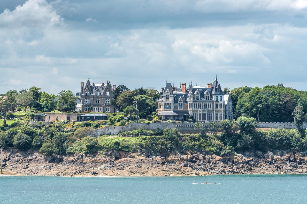 Sur la Pointe du Moulinet, Granite House et villa La Garde depuis le nord