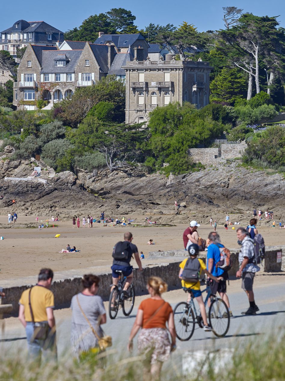 La digue-promenade, vue vers l'est et les villas de Longchamps et Kil Malieu