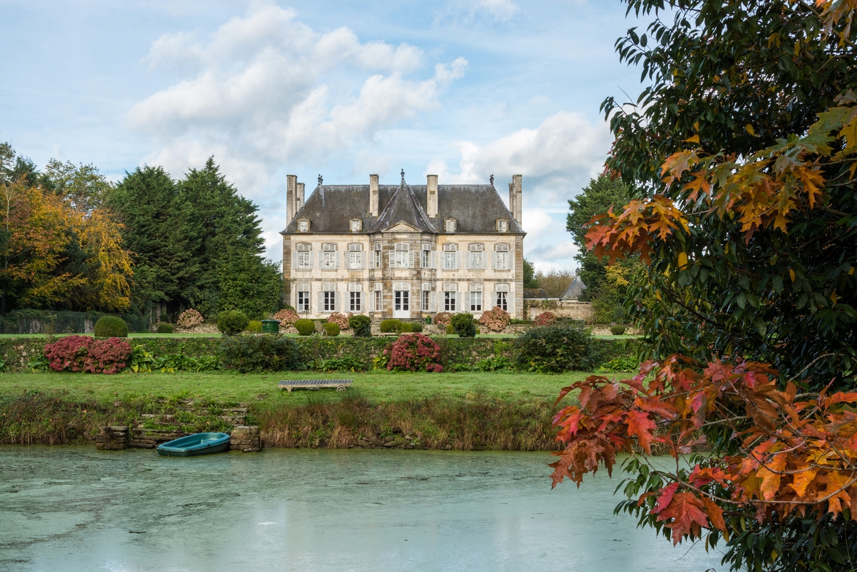 La façade méridionale sur le jardin, vue depuis le bassin