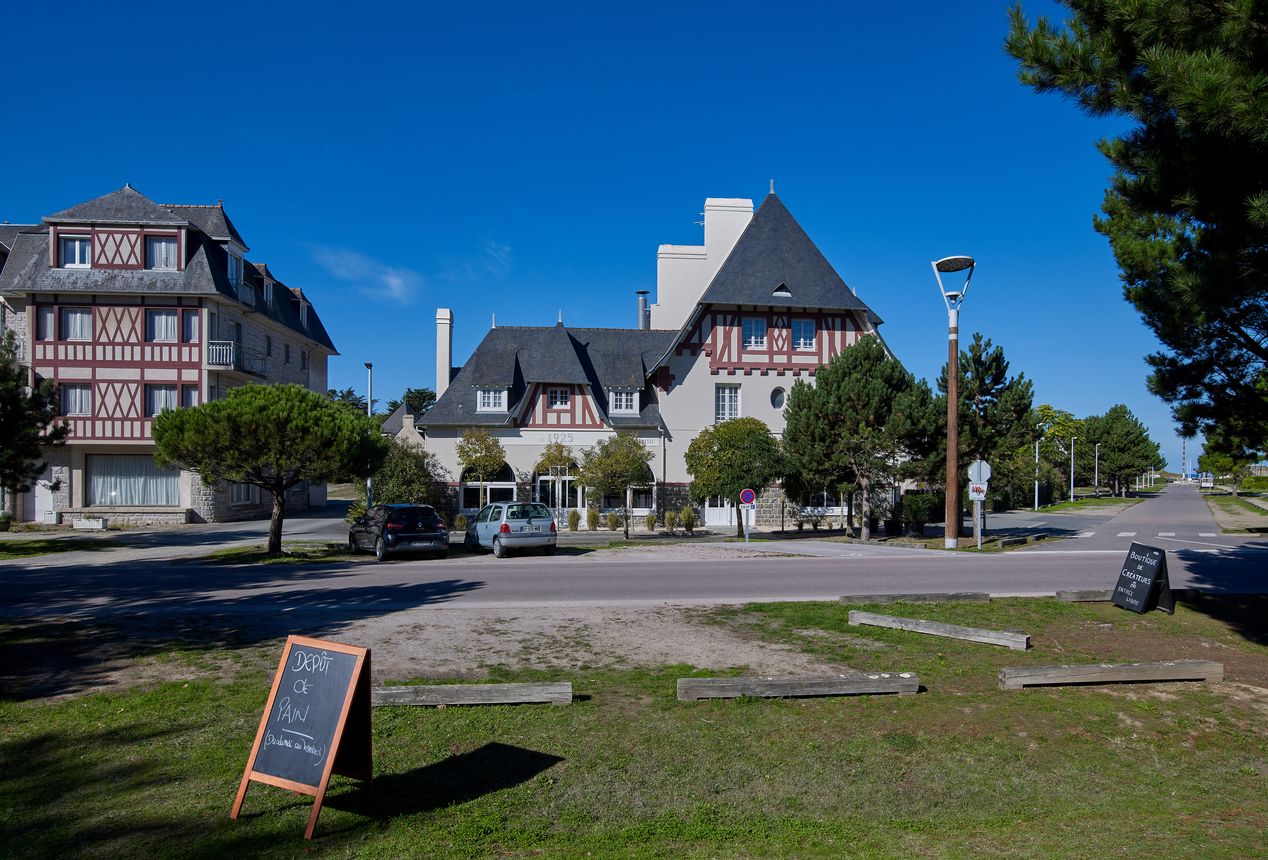 Vue générale, façade au sud depuis l'allée des Acacias