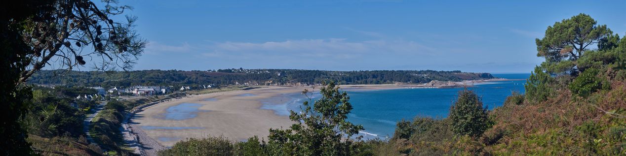 Vue panoramique de la grande plage depuis le chemin des douaniers à l'est