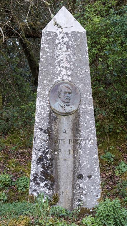 Vue du monument de face avec le médaillon