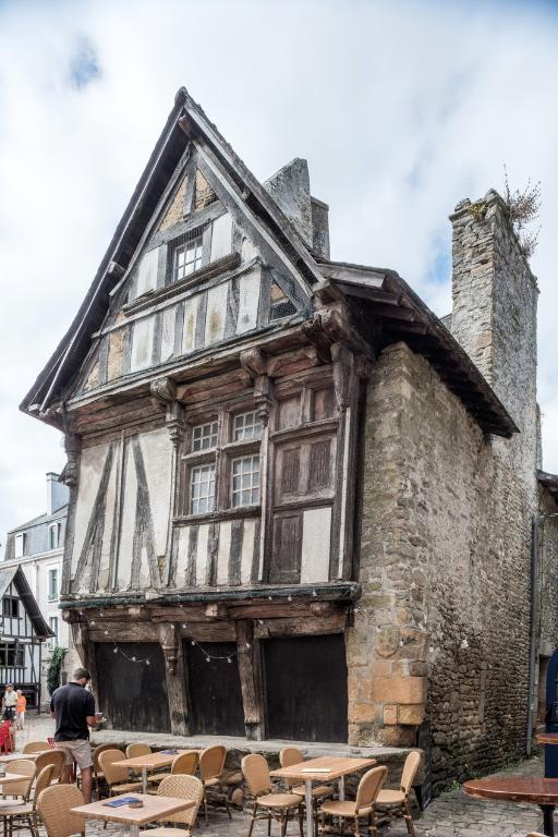Façade sur rue en pan de bois, intégrant à l'étage une fenêtre à meneau et croisée ainsi qu'une porte.
