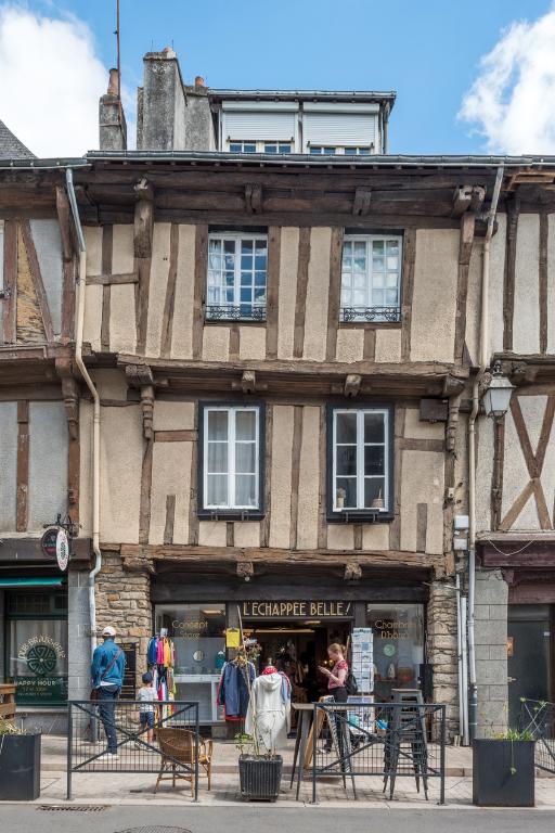 Façade sur rue en pan de bois en encorbellement sur solives.