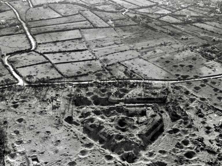 Vue aérienne oblique du Fort de Keranroux, septembre 1944 (United States Army)