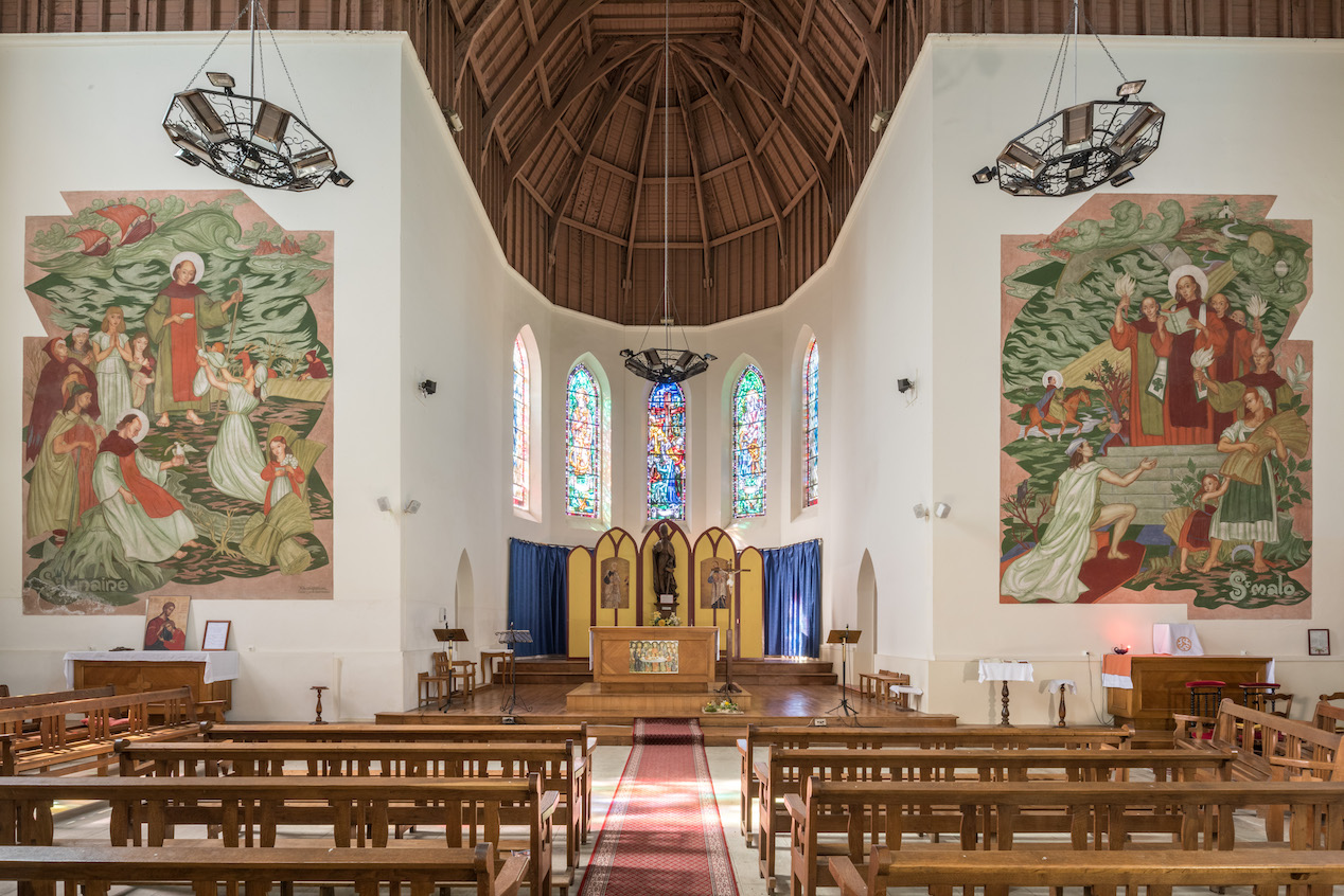 Vue générale du choeur et des deux fresques 