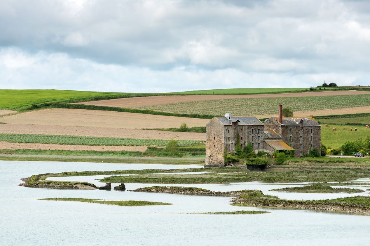 Façades est des bâtiments de la minoterie, bassin de retenue à marée haute