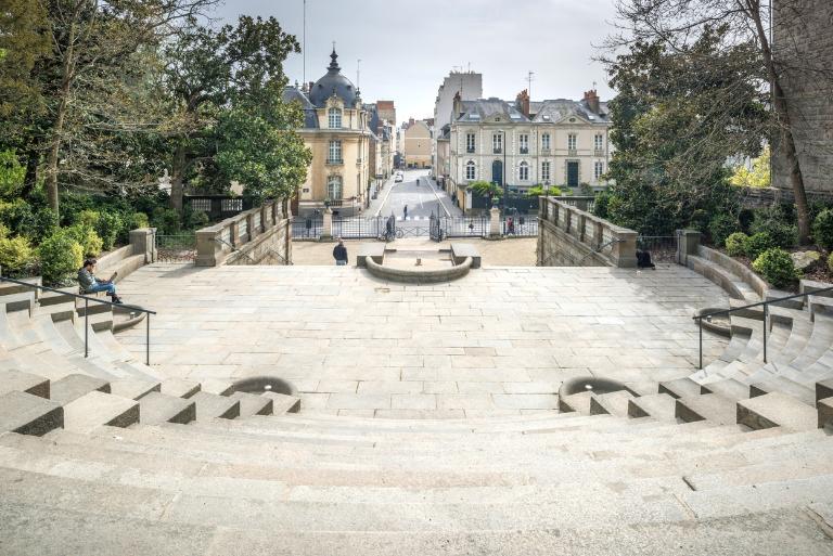 Système de deux escaliers séparés par un palier, la partie haute, de plan semi-circulaire à degrés concaves, vue nord-sud