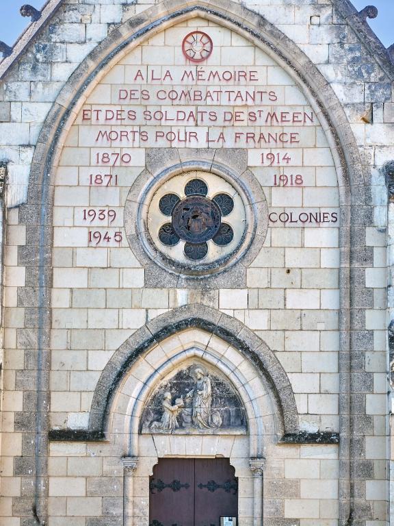 Façade est, inscriptions en mémoire des soldats morts pour la France depuis 1870