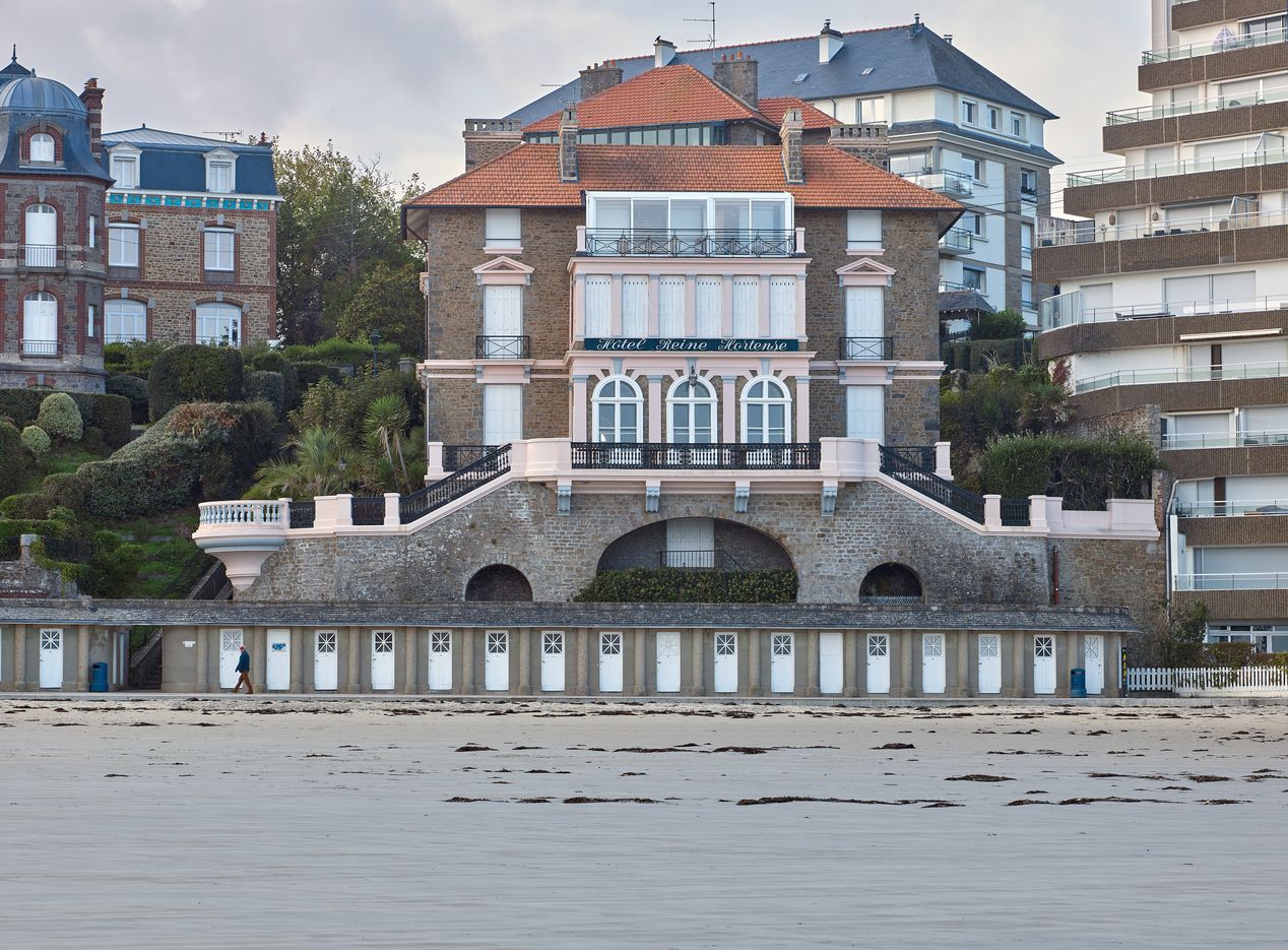 Vue de la façade est depuis la plage de l'Ecluse