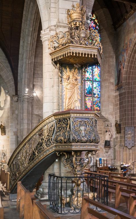 Vue générale de l'œuvre spectaculaire du maître serrurier de Josselin, Eustache Roussin.