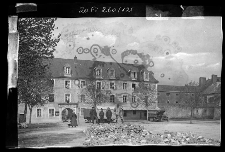 Place Nazareth, limite 19e-20e siècle. David, éditeur de cartes postales. AD 56 20Fi 260/121.