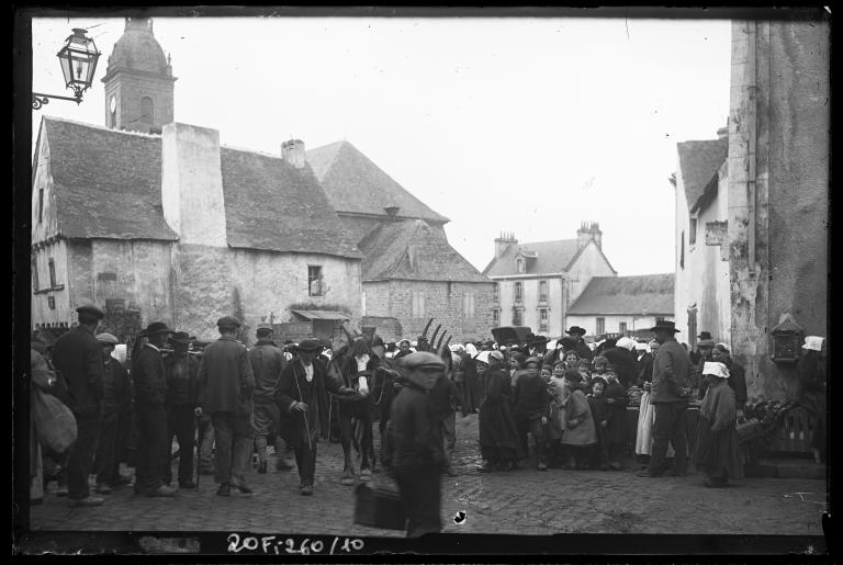 Place Sainte-Catherine, un jour de marché, limite 19e-20e siècle. David (éditeur de cartes postales). AD 56 20 FI 260/10.