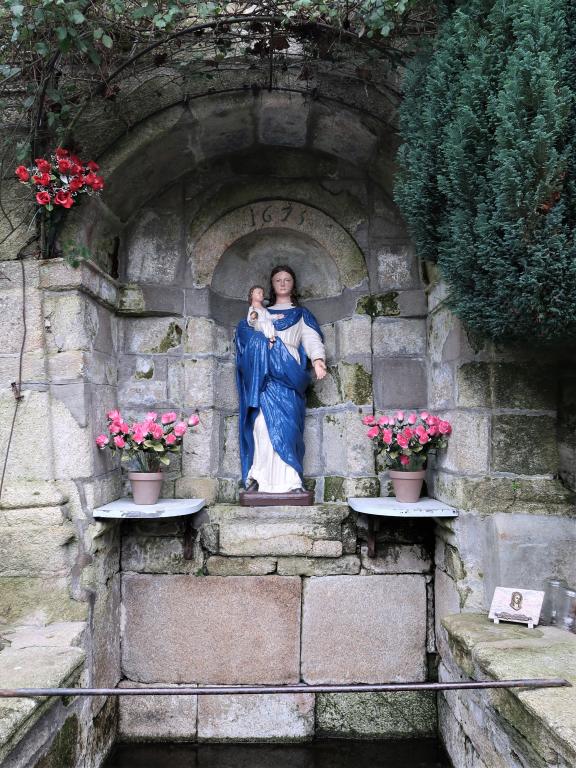 Détail de la niche de l'édicule (date inscrite : 1675) et de la statue de la Vierge (état en 2022)