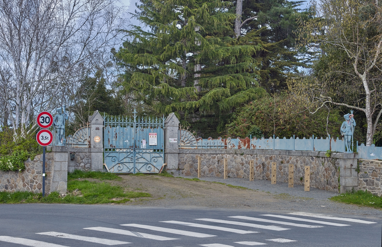 Ensemble fortifié (Po 5), Domaine de la Tour de Cesson, rue de la Tour (Saint-Brieuc) ; Murs de clôture, murs de soutènement avec parapet (avec emplacements de tir) et portails, Domaine de la Tour de Cesson, rue de la Tour (Saint-Brieuc) ; Conciergerie, Domaine de la Tour de Cesson, rue de la Tour (Saint-Brieuc)