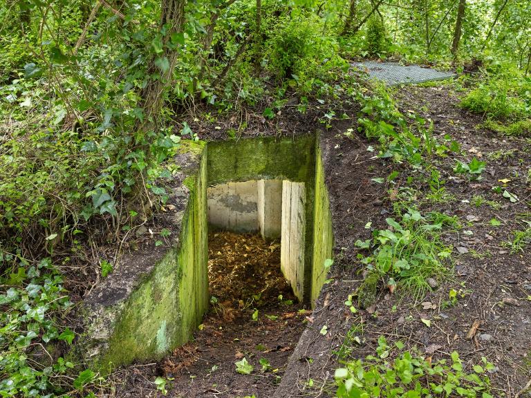 Vue générale (une grille protège le poste d'observation et de tir circulaire des risques de chute) ; Vue du bunker - poste d'observation et de tir de type 58c dit Tobruk-Stand implanté au sommet du versant Nord vers le Gouët. Une grille protège le poste d'observation et de tir circulaire des risques de chute