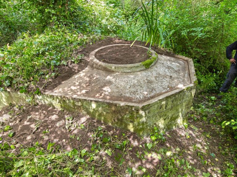 Vue générale (une mince dalle de béton protège le poste d'observation et de tir circulaire des risques de chute). Le poste d'observation et de tir est accolé au Nord du bunker - abri de type 502 ; Vue du bunker - poste d'observation et de tir de type 58c dit Tobruk-Stand Est, accolé au bunker - abri de type 502 situé à l'extrémité Est de la pointe : une mince dalle de béton protège le poste d'observation et de tir circulaire des risques de chute