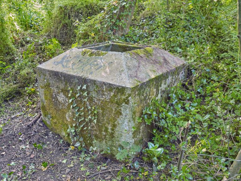 Vue de la niche à munitions en béton (puis citerne ?) situé au Sud (déplacée ?). L'orifice de plan carré était fermé par une trappe (65 cm x 65 cm) ;  Vue générale. L'orifice de plan carré était fermé par une trappe