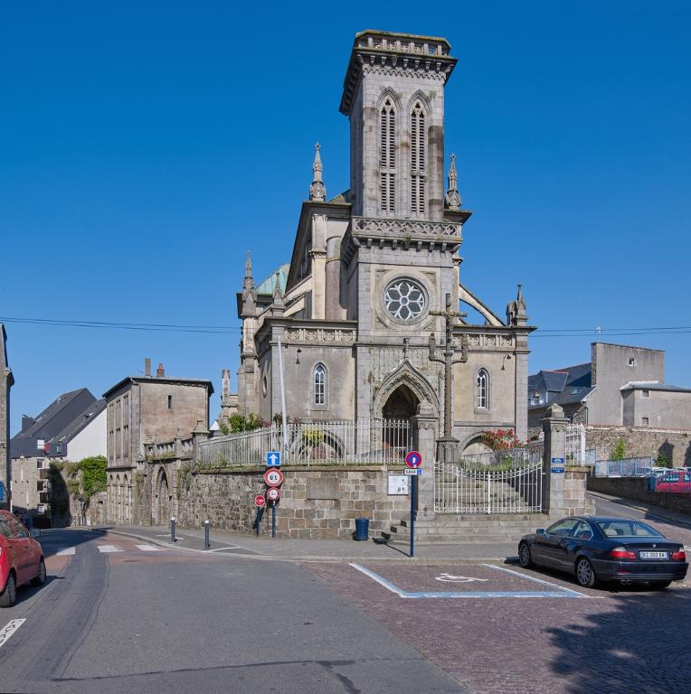 Vue d'ensemble de la façade ouest de l'édifice depuis le nord-ouest